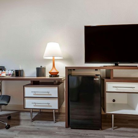 Отель Clarion Pointe Fresno Near Yosemite Экстерьер фото