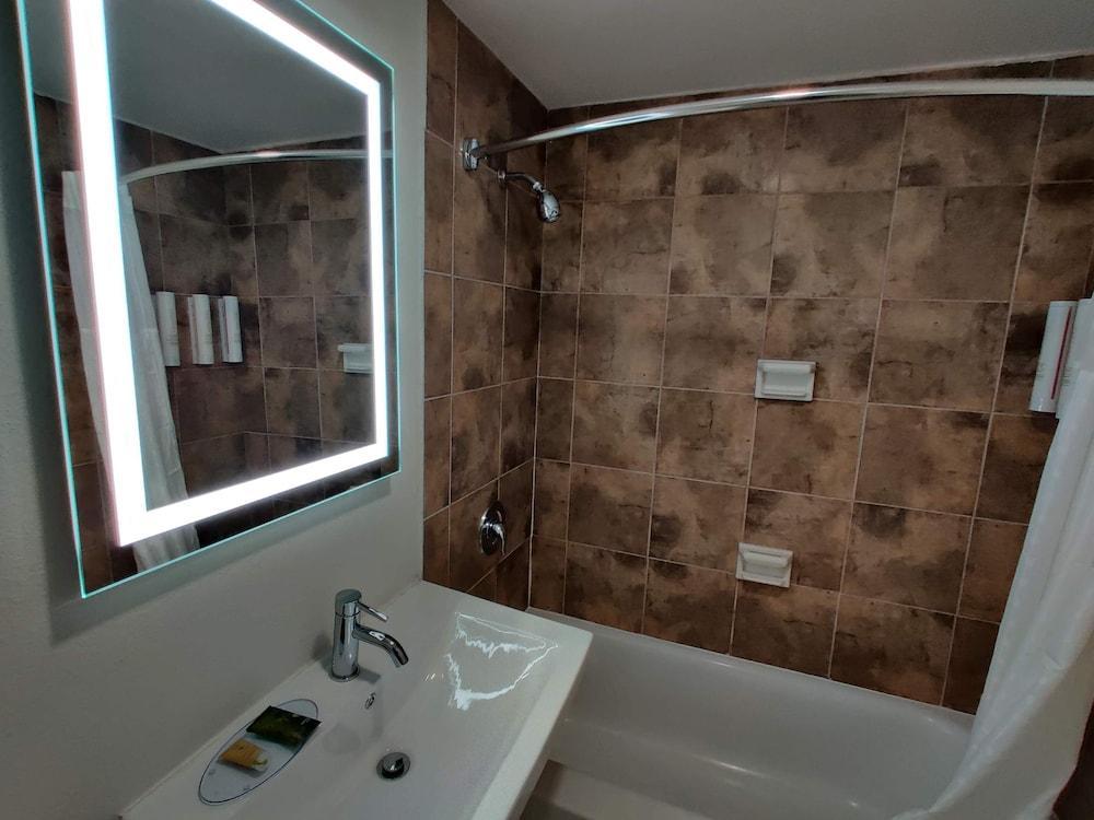 Отель Clarion Pointe Fresno Near Yosemite Экстерьер фото