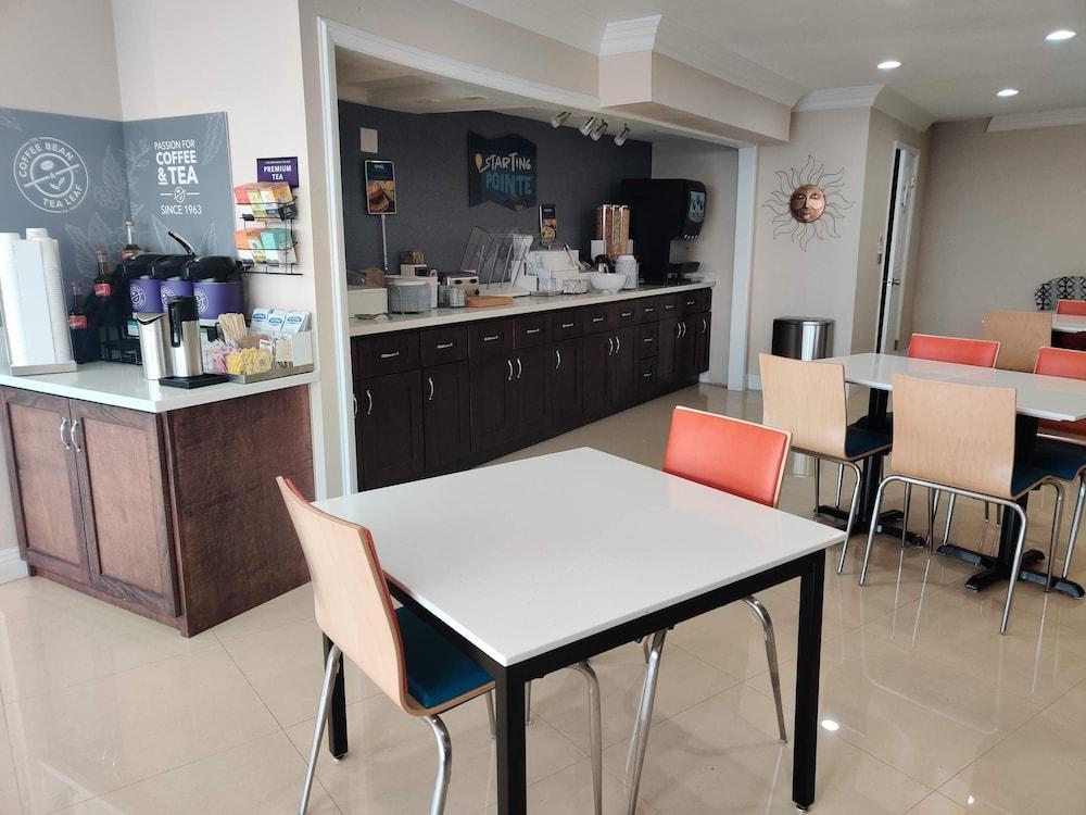 Отель Clarion Pointe Fresno Near Yosemite Экстерьер фото