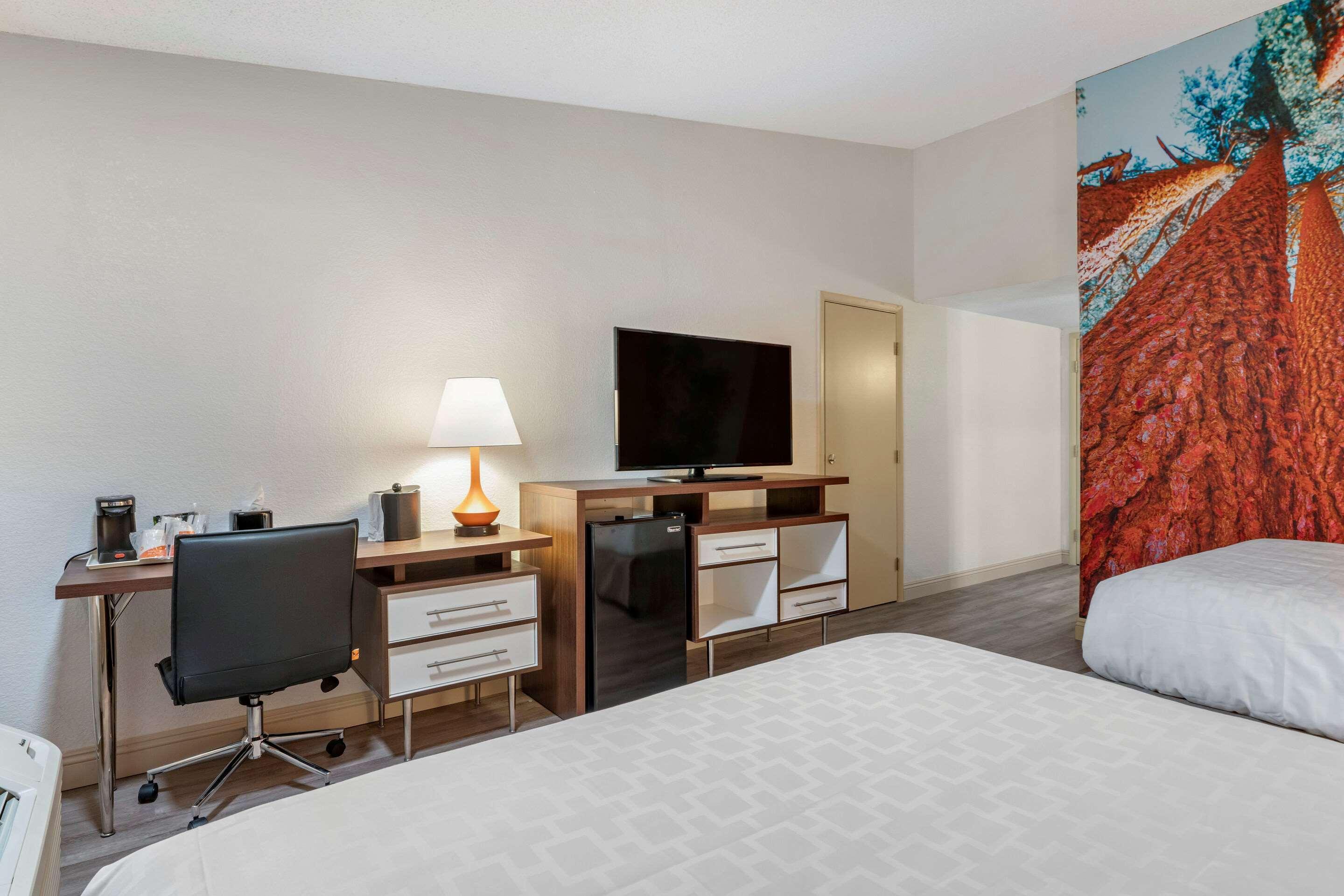 Отель Clarion Pointe Fresno Near Yosemite Экстерьер фото