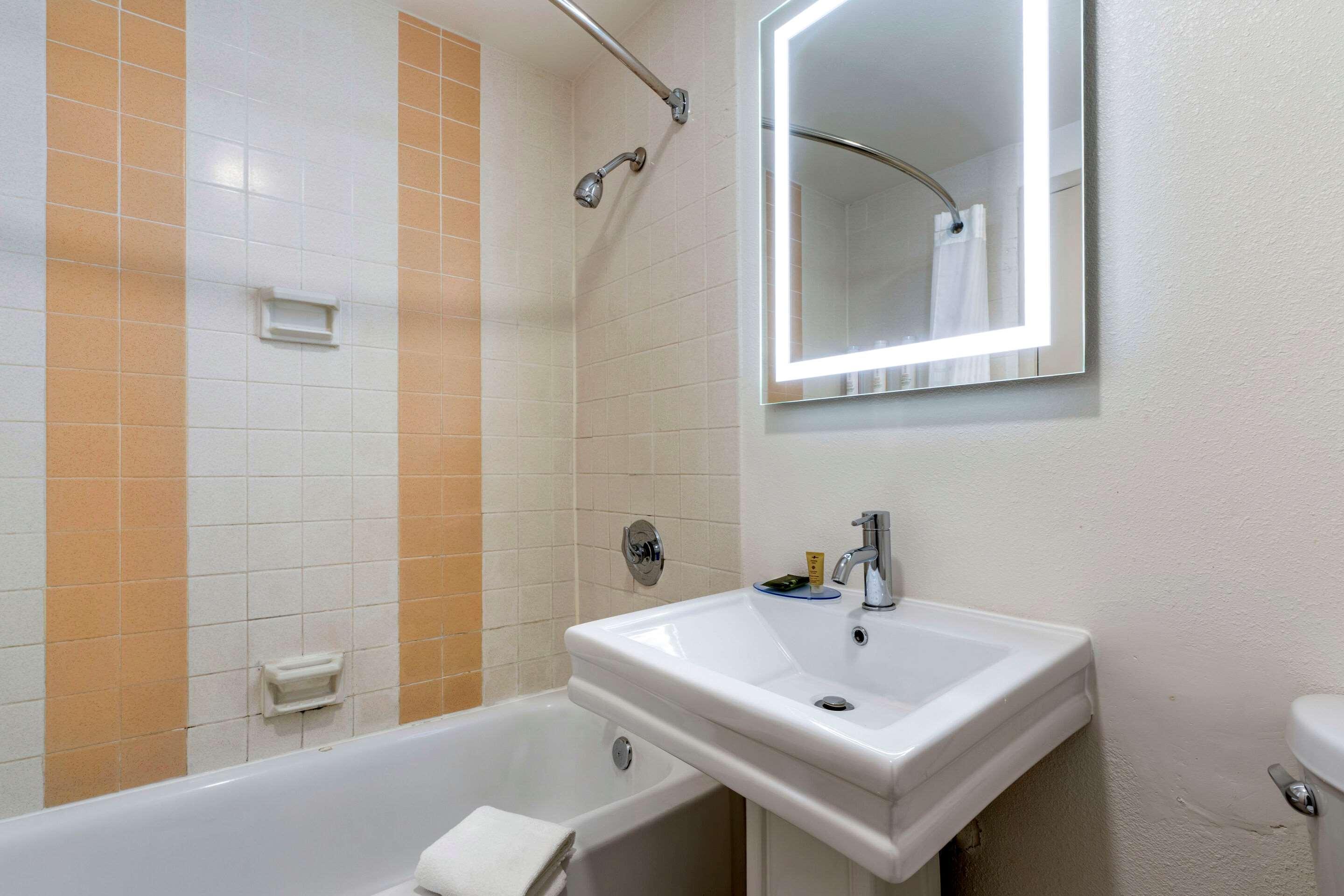 Отель Clarion Pointe Fresno Near Yosemite Экстерьер фото