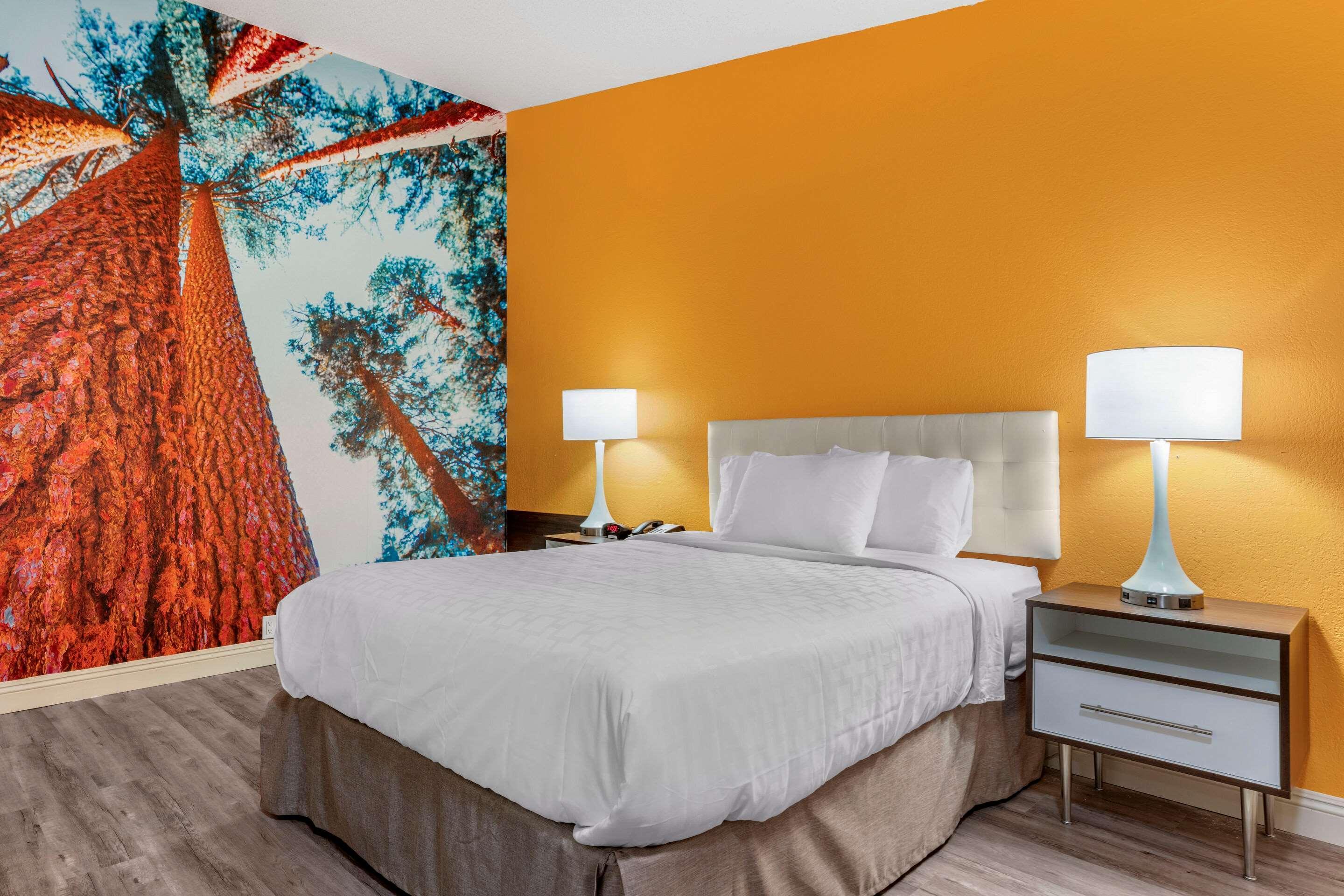 Отель Clarion Pointe Fresno Near Yosemite Экстерьер фото