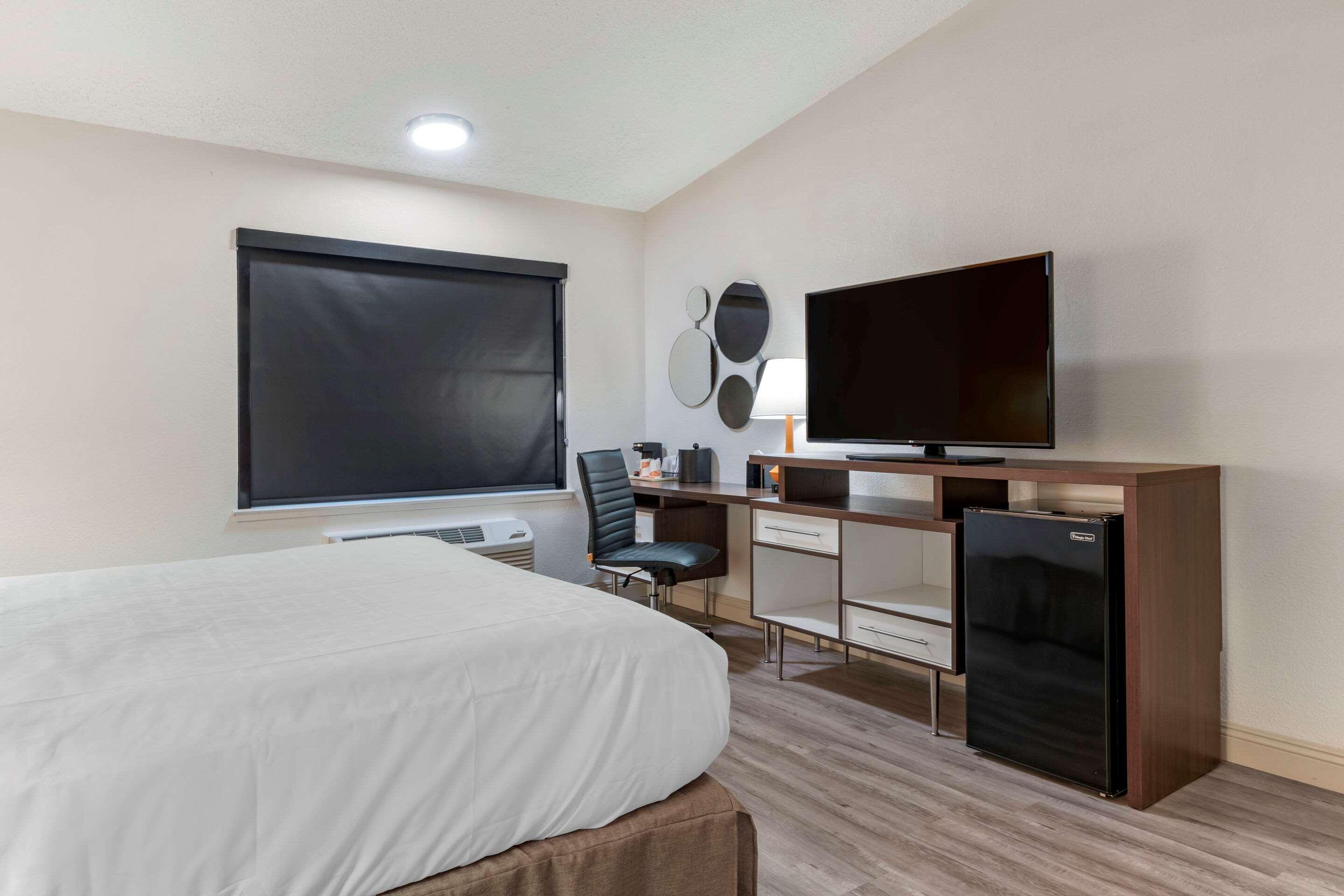 Отель Clarion Pointe Fresno Near Yosemite Экстерьер фото
