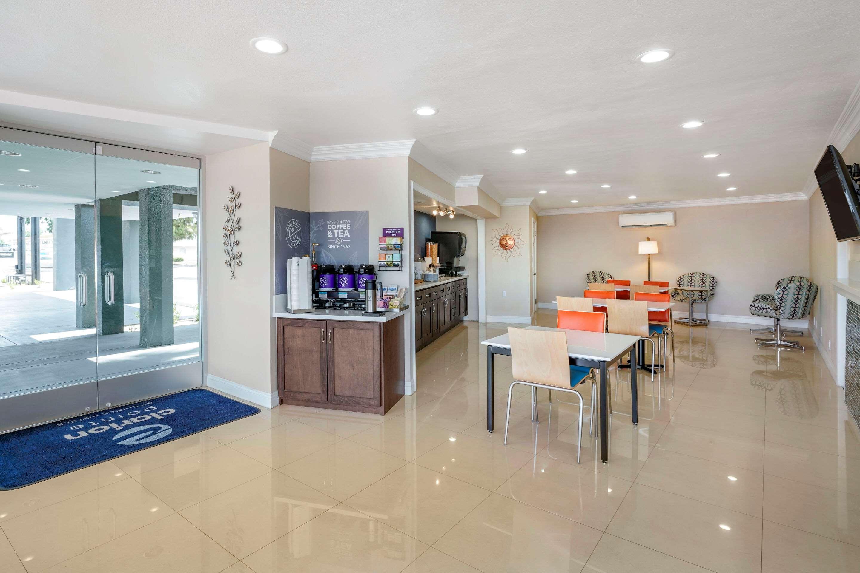 Отель Clarion Pointe Fresno Near Yosemite Экстерьер фото