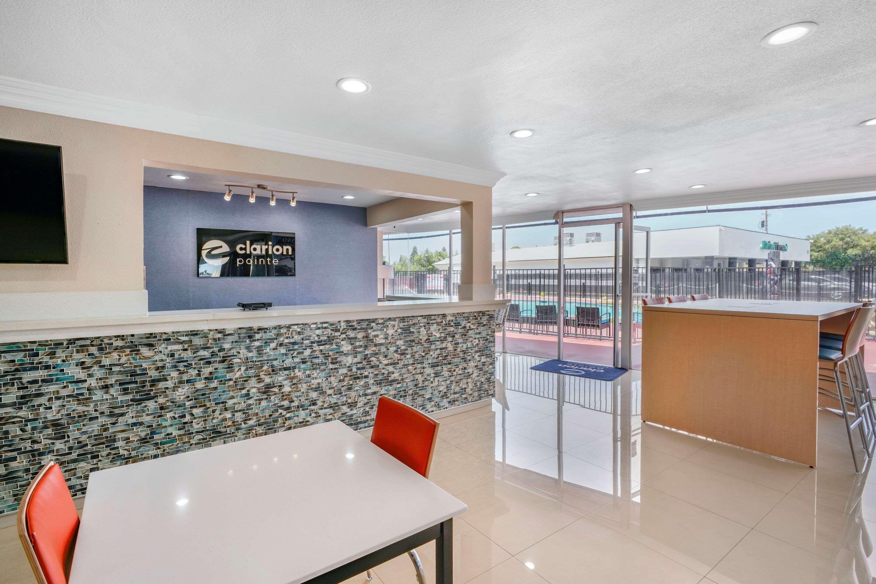 Отель Clarion Pointe Fresno Near Yosemite Экстерьер фото