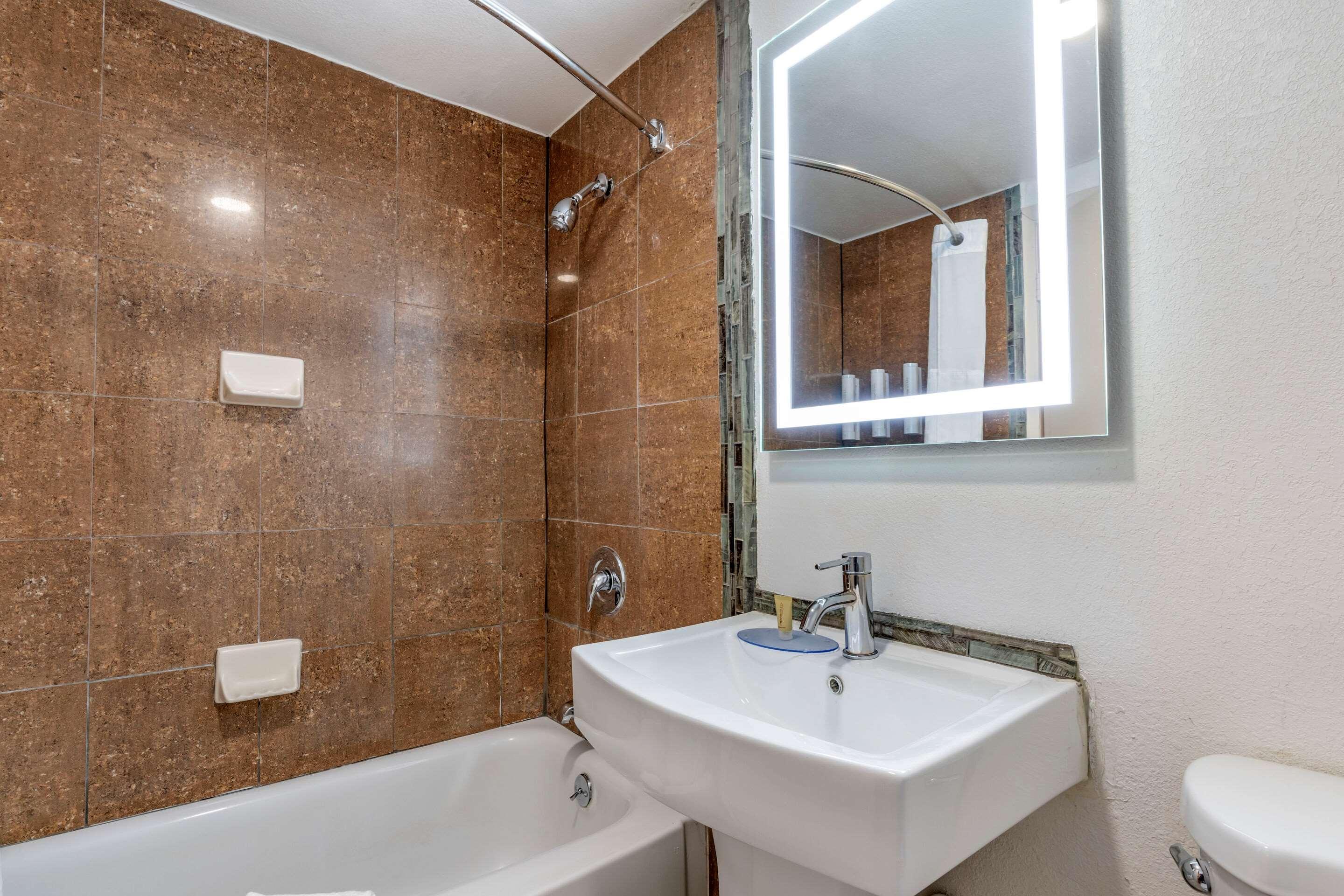 Отель Clarion Pointe Fresno Near Yosemite Экстерьер фото