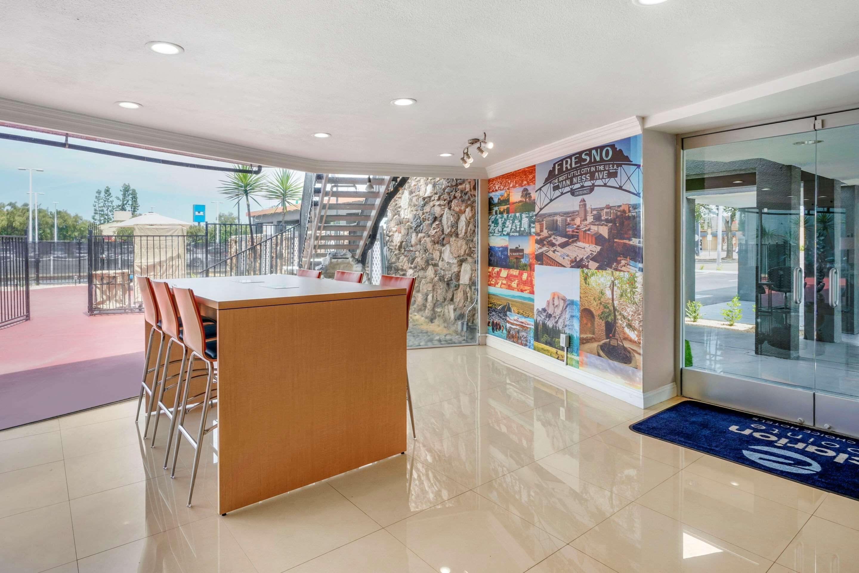 Отель Clarion Pointe Fresno Near Yosemite Экстерьер фото