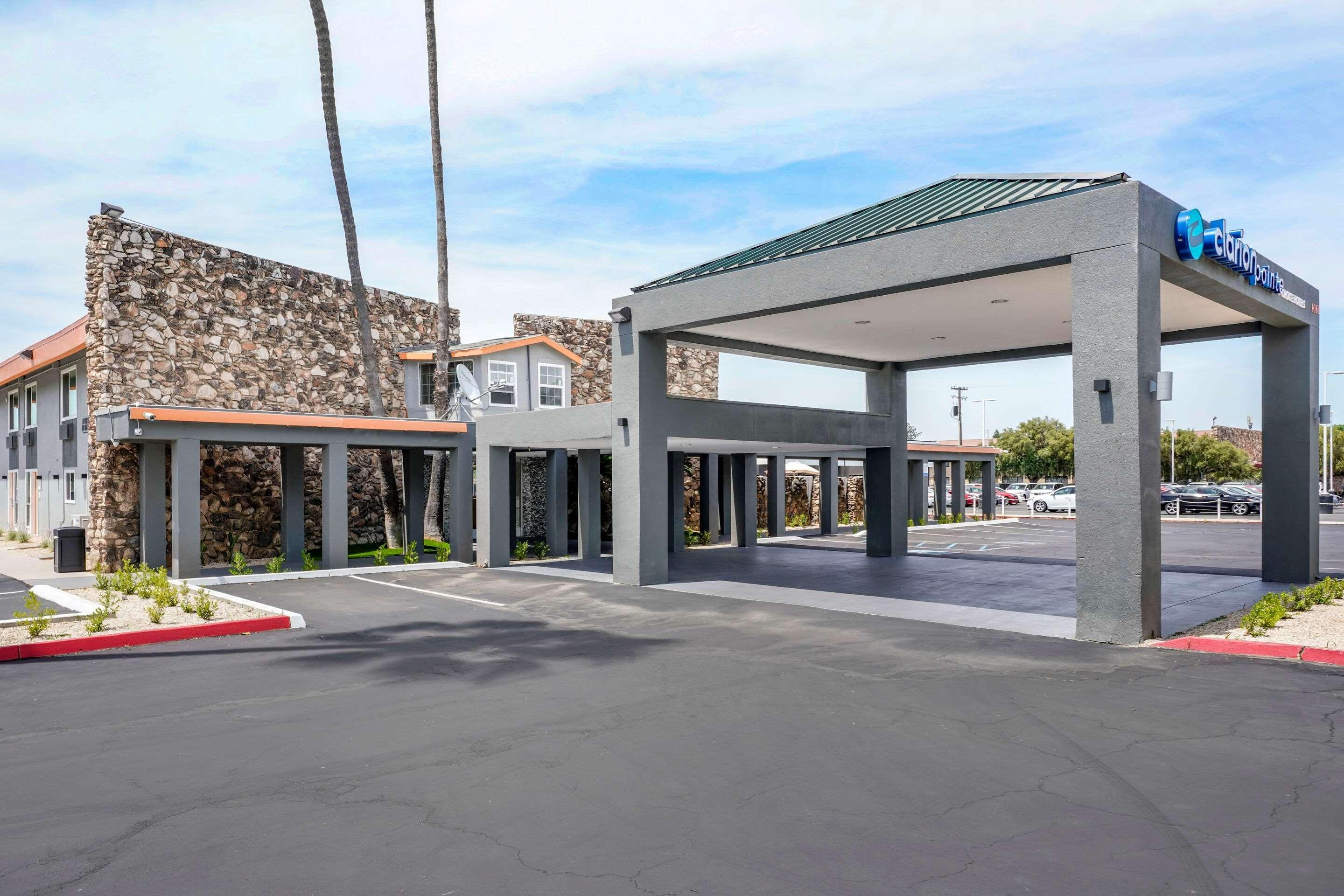 Отель Clarion Pointe Fresno Near Yosemite Экстерьер фото