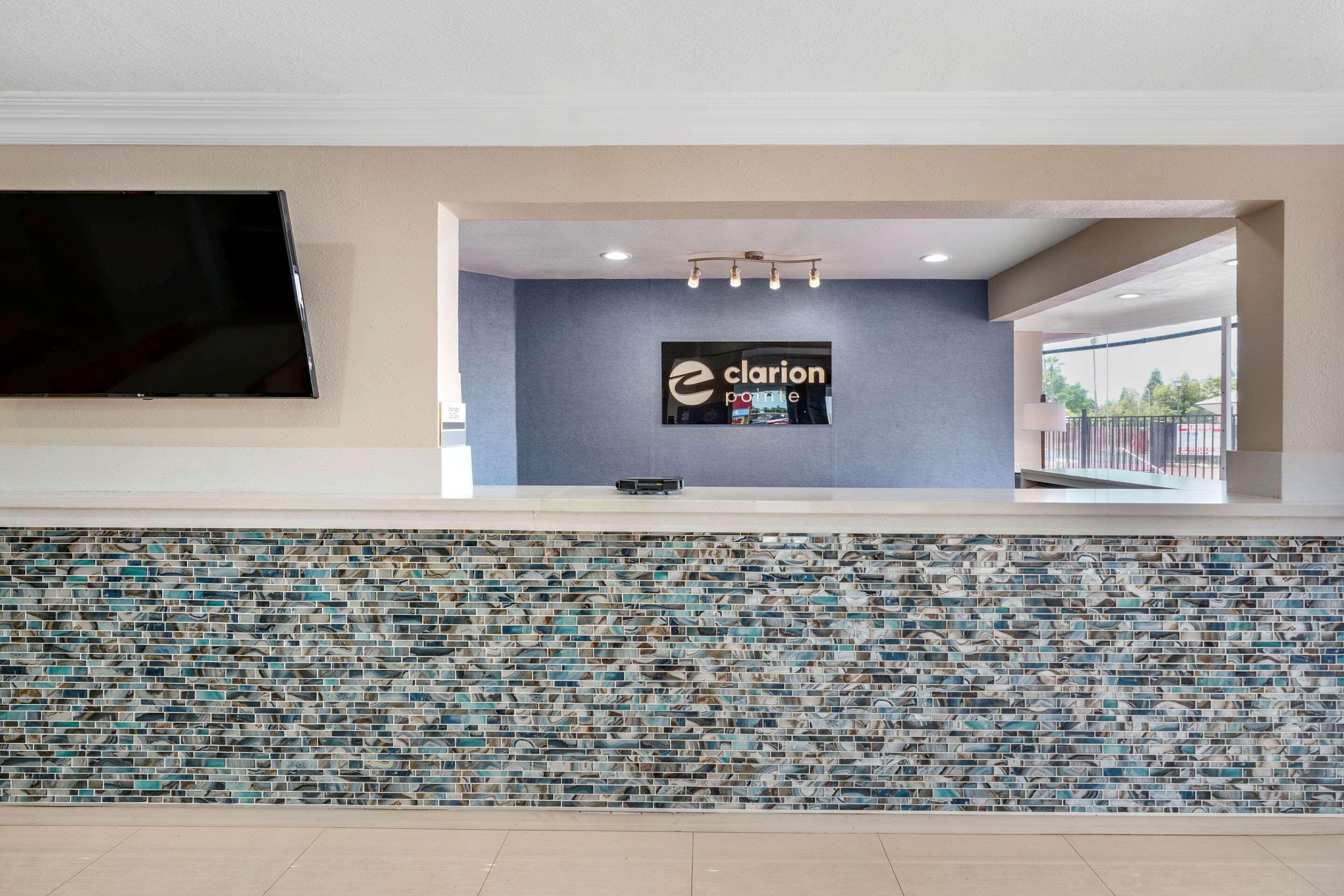 Отель Clarion Pointe Fresno Near Yosemite Экстерьер фото