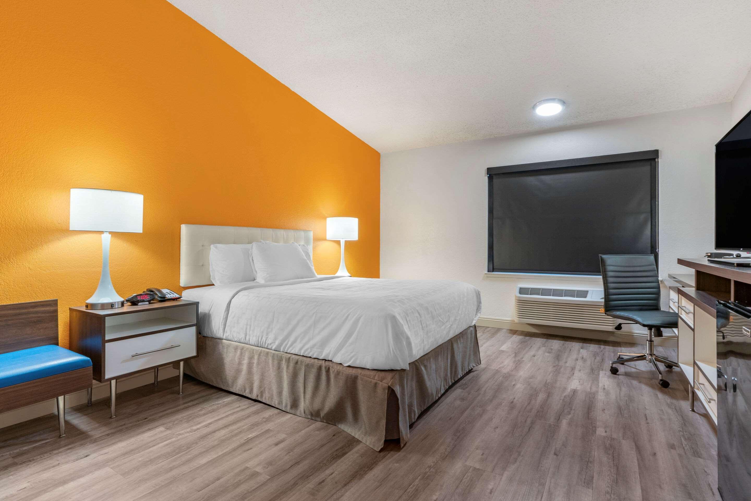 Отель Clarion Pointe Fresno Near Yosemite Экстерьер фото