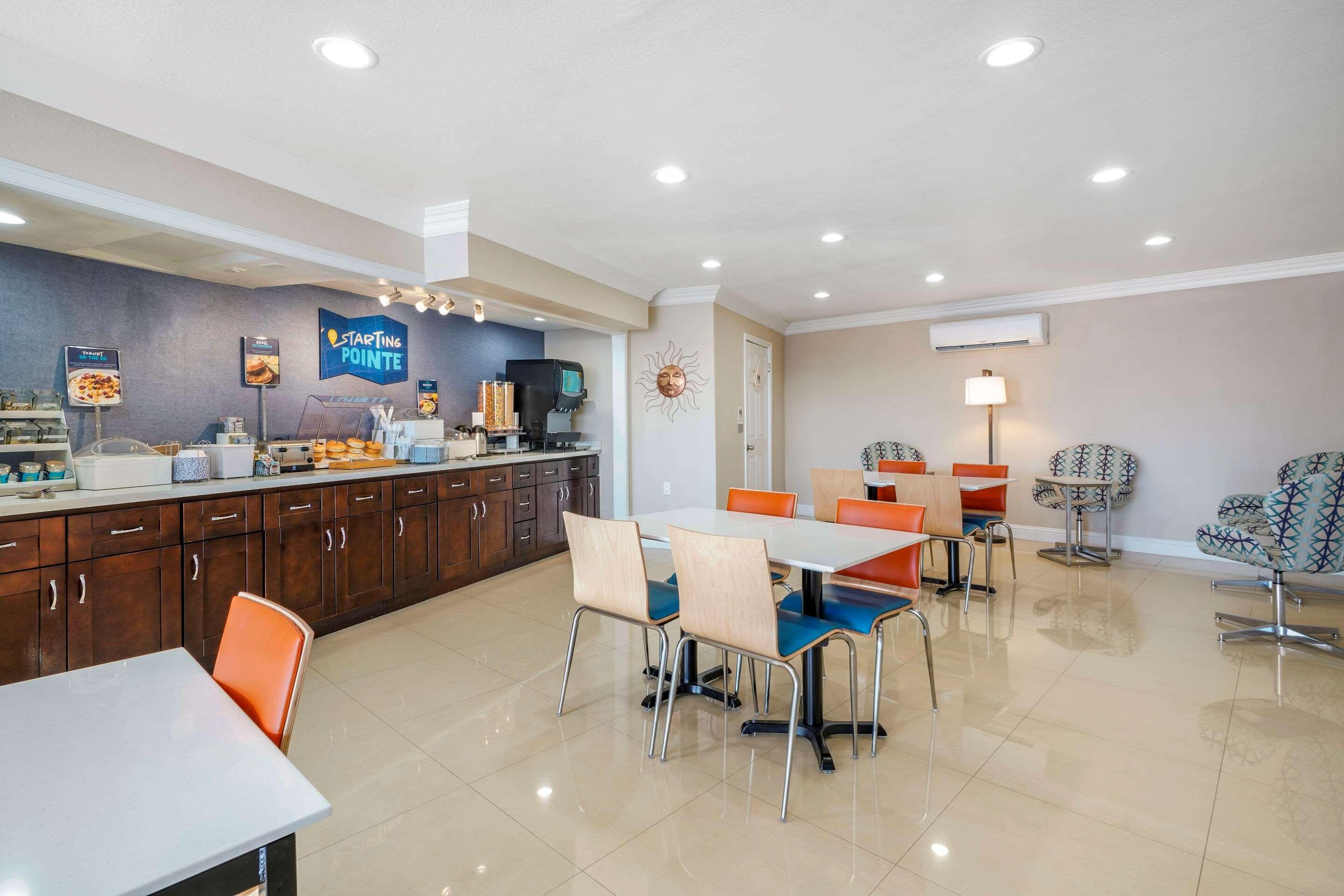 Отель Clarion Pointe Fresno Near Yosemite Экстерьер фото