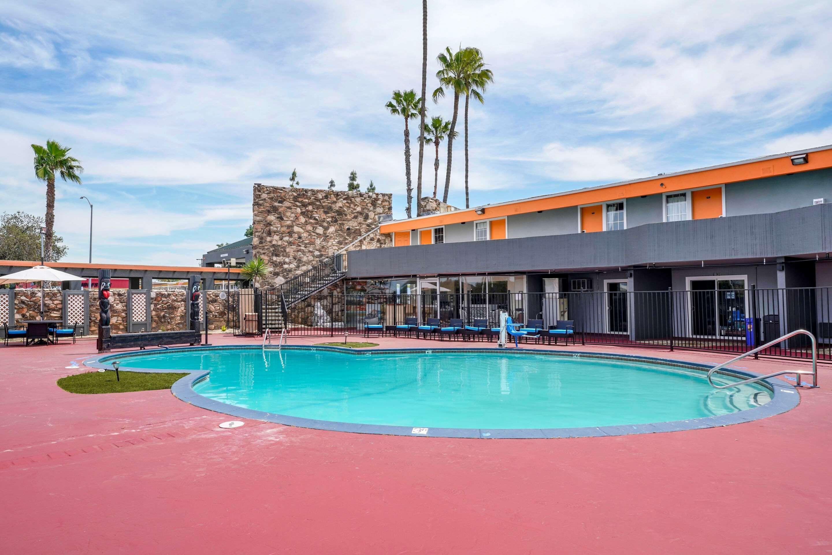 Отель Clarion Pointe Fresno Near Yosemite Экстерьер фото