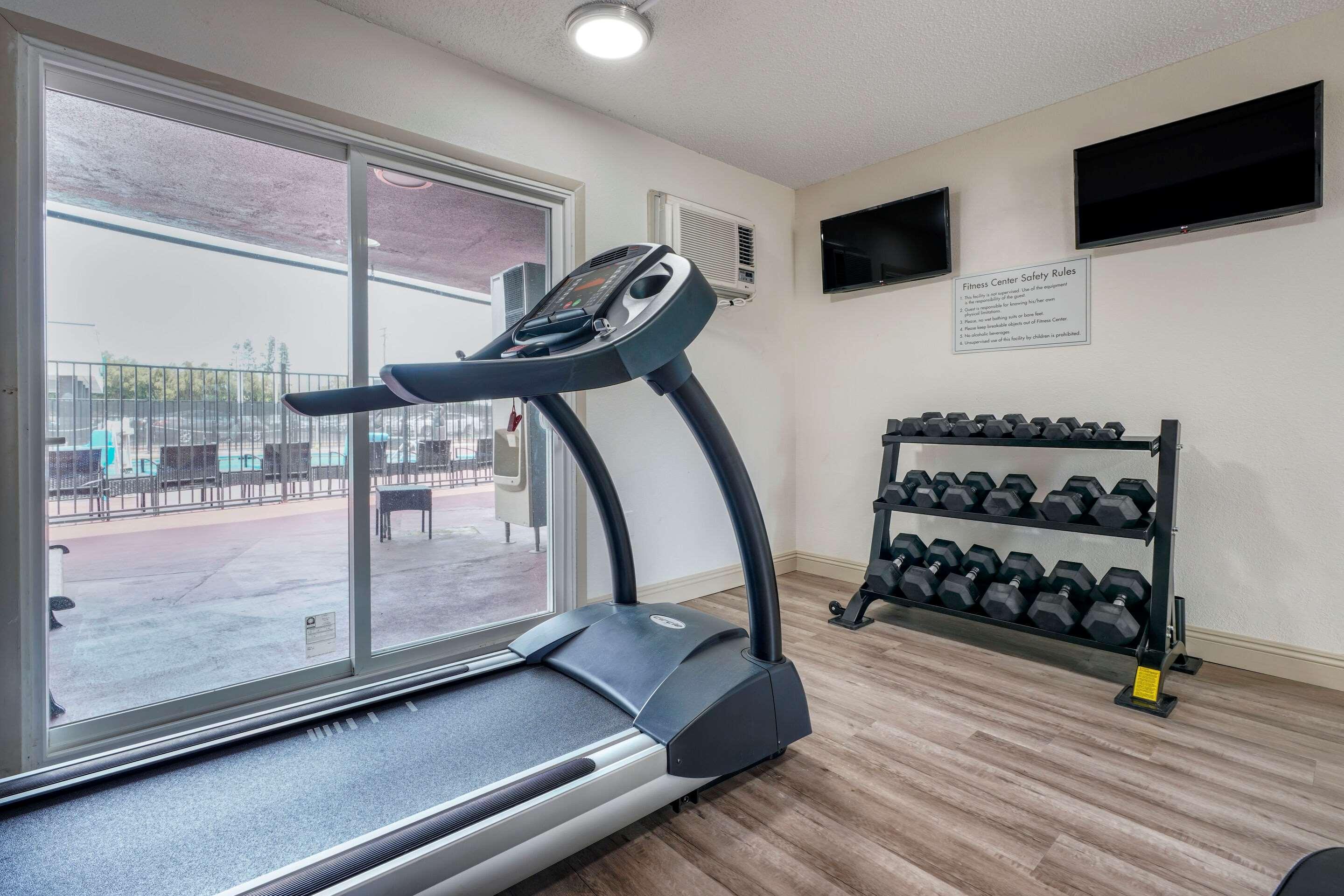 Отель Clarion Pointe Fresno Near Yosemite Экстерьер фото