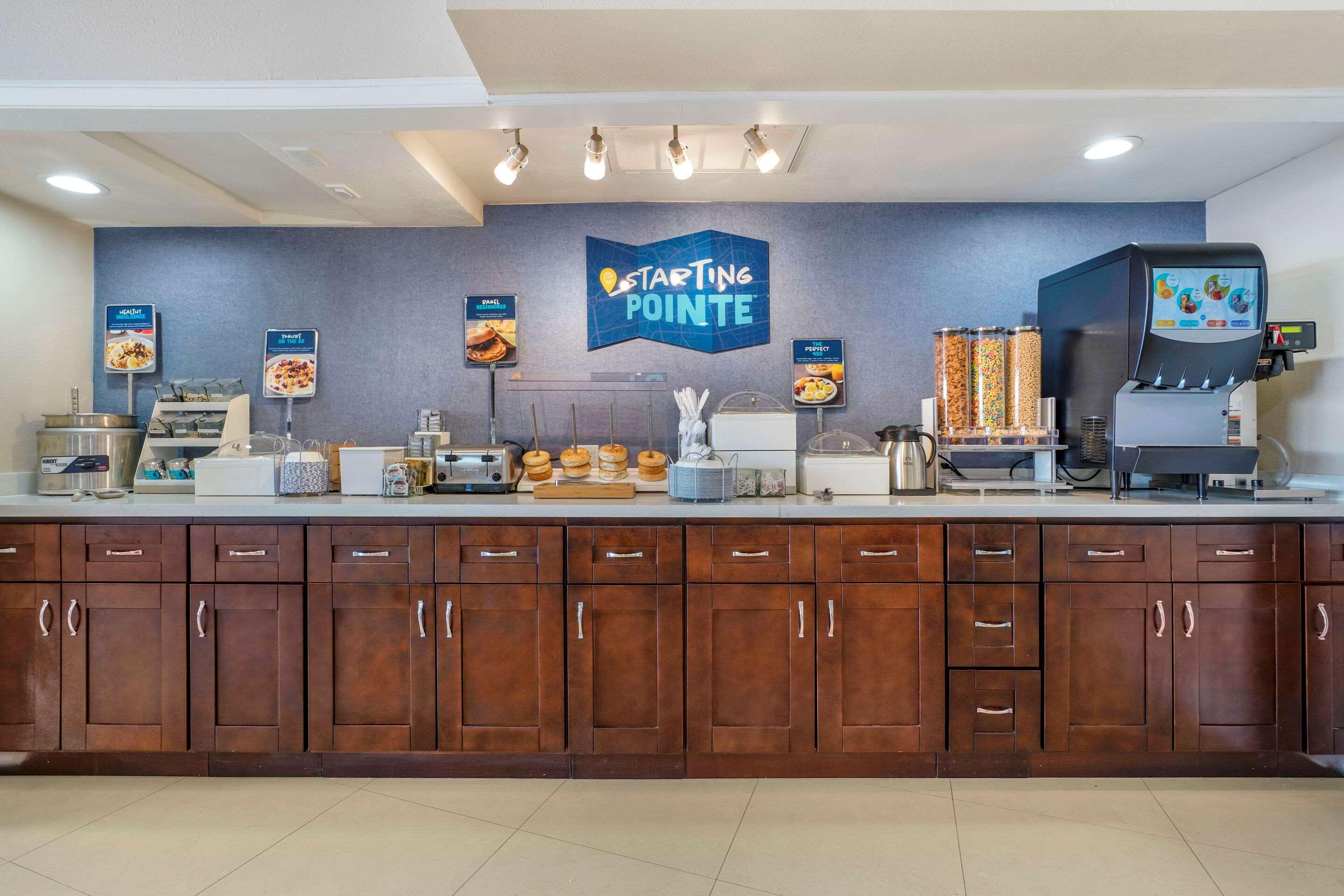 Отель Clarion Pointe Fresno Near Yosemite Экстерьер фото