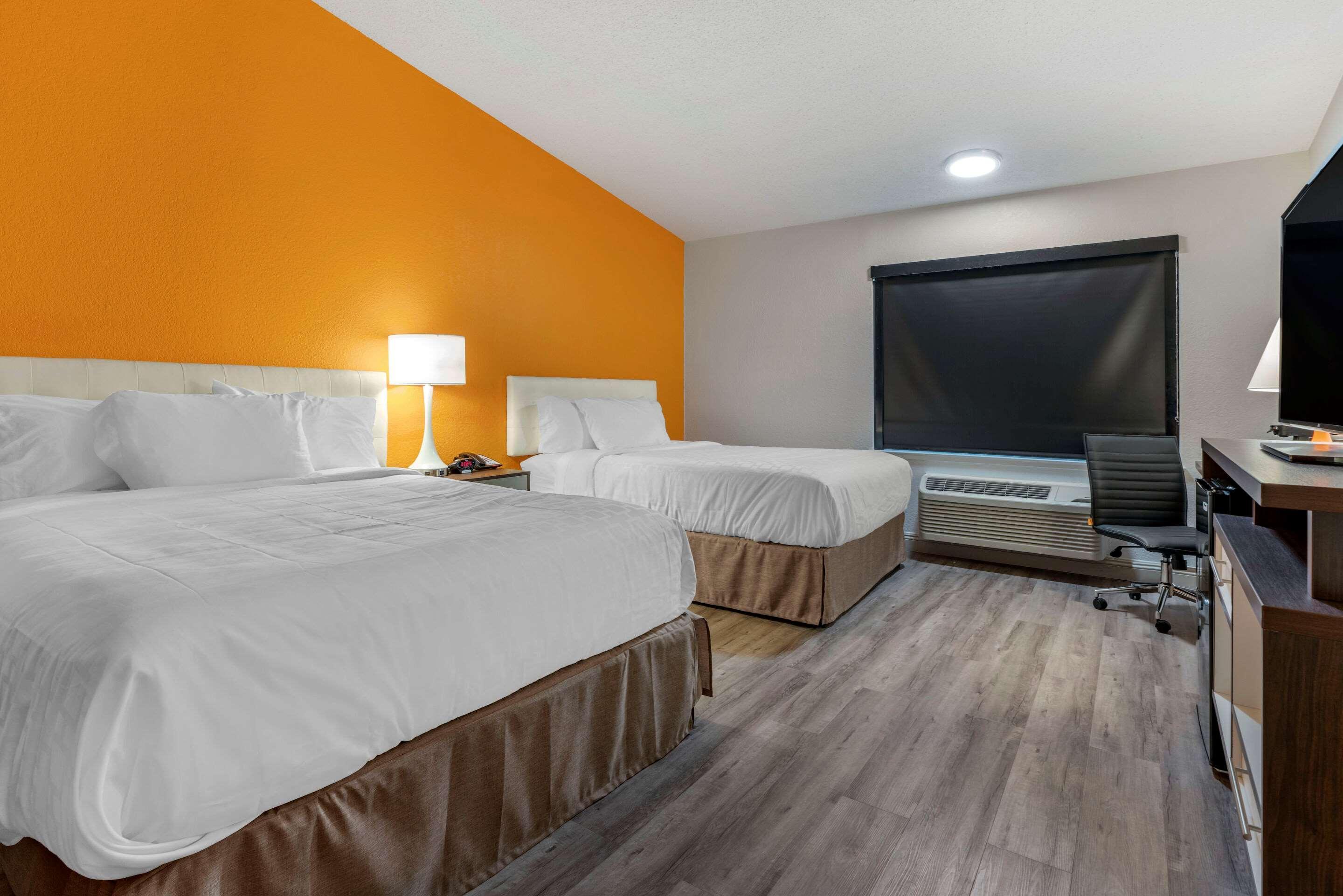 Отель Clarion Pointe Fresno Near Yosemite Экстерьер фото