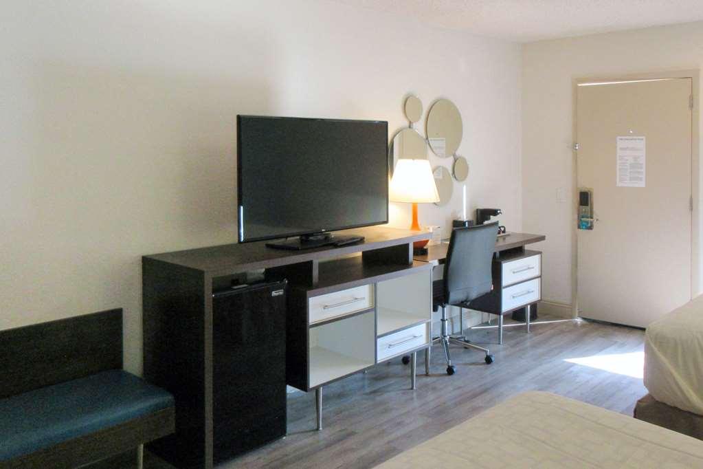 Отель Clarion Pointe Fresno Near Yosemite Номер фото