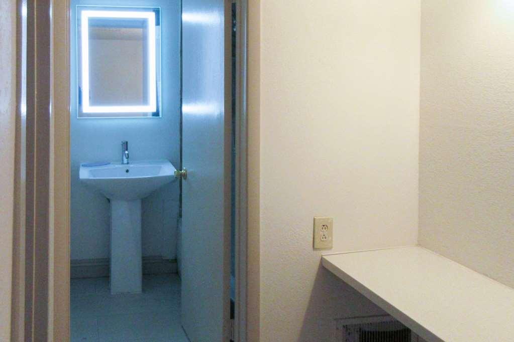 Отель Clarion Pointe Fresno Near Yosemite Номер фото