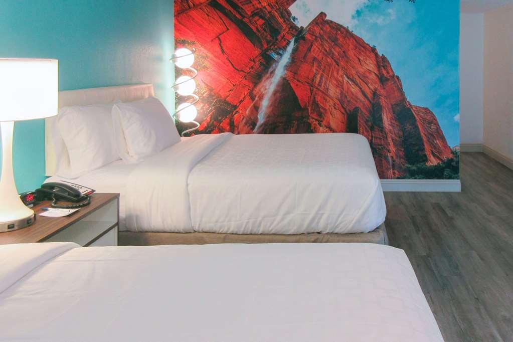 Отель Clarion Pointe Fresno Near Yosemite Номер фото