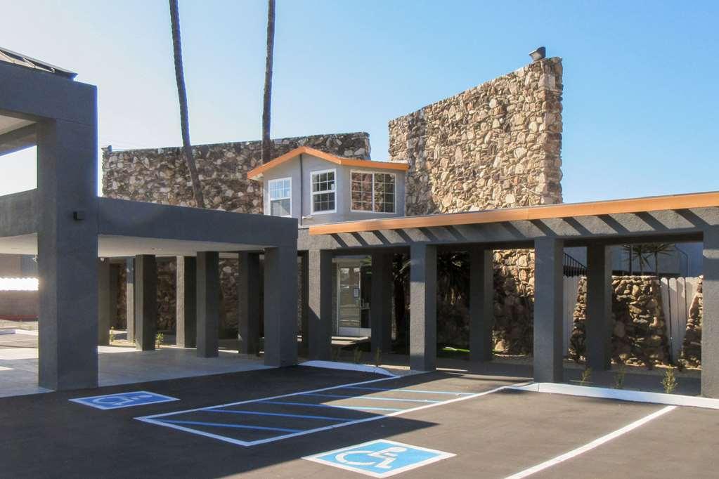 Отель Clarion Pointe Fresno Near Yosemite Экстерьер фото
