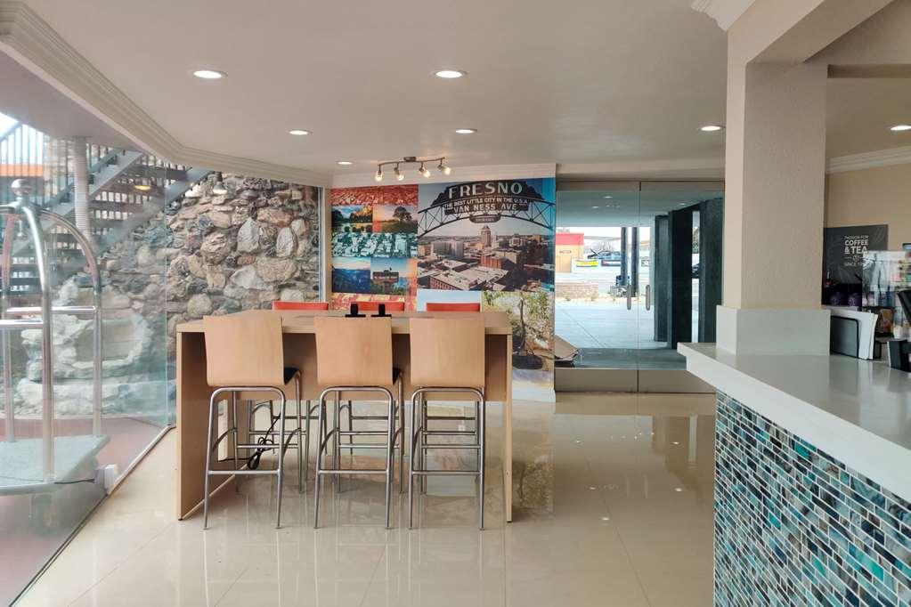 Отель Clarion Pointe Fresno Near Yosemite Интерьер фото
