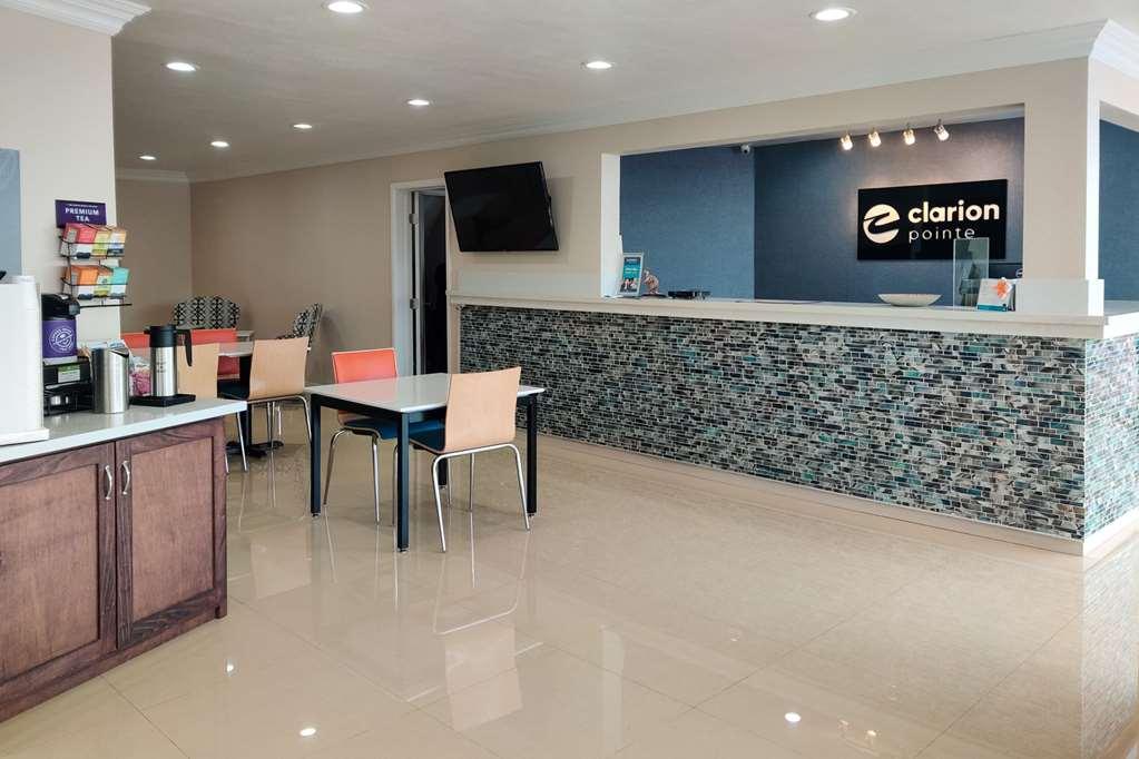 Отель Clarion Pointe Fresno Near Yosemite Интерьер фото