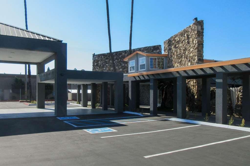 Отель Clarion Pointe Fresno Near Yosemite Экстерьер фото