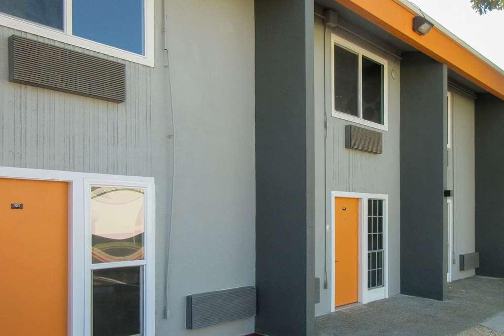 Отель Clarion Pointe Fresno Near Yosemite Экстерьер фото