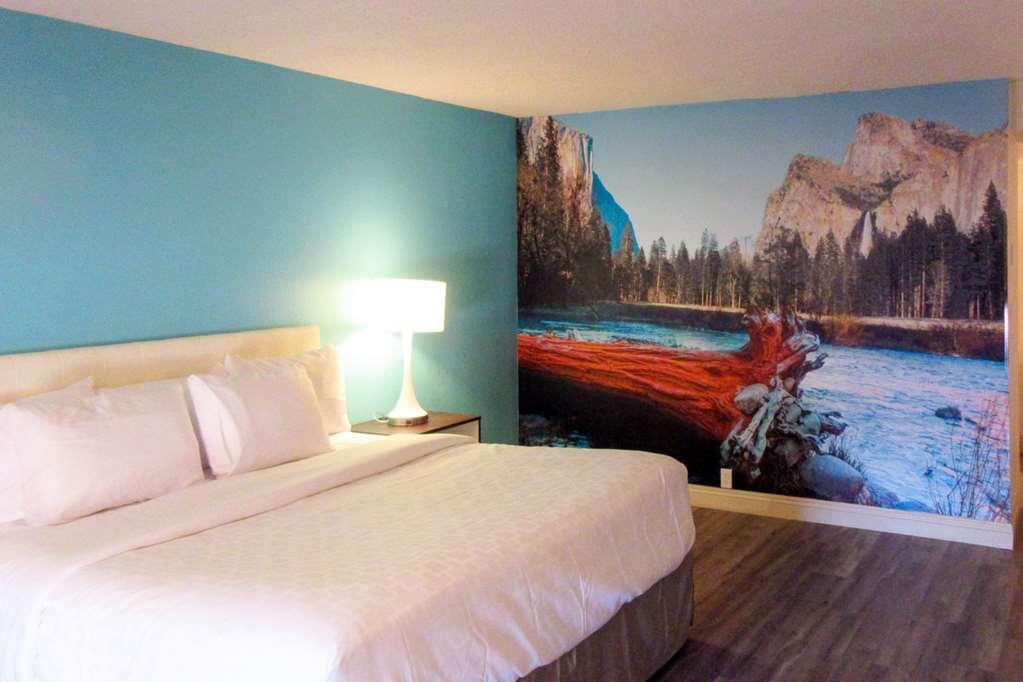 Отель Clarion Pointe Fresno Near Yosemite Номер фото